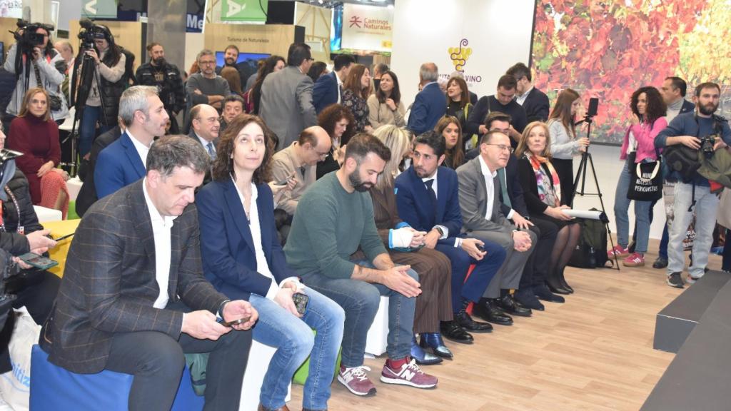 Los diputados Ramiro Silva y Amaranta Ratón; el primer teniente de alcalde del Ayuntamiento de Zamora, David Gago; los diputados del PP por Zamora, Elvira Velasco y Óscar Ramajo; el subdelegado del Gobierno en Zamora, Ángel Blanco; y la presidenta de la Junta Pro-Semana Santa, Isabel García