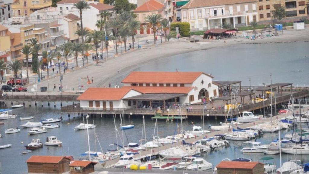 Una imagen aérea del Club Náutico de Los Alcázares en el que ha sido localizado a unos metros el cuerpo sin vida de Ivo..