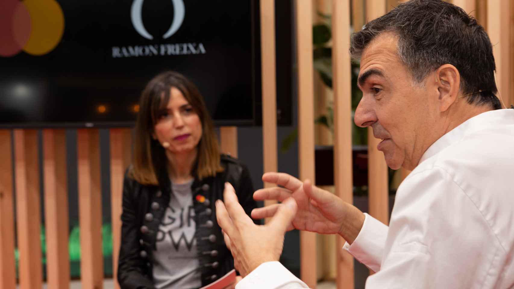 Un instante durante la conversación con Ramón Freixa celebrada en el stand de Mastercard en FITUR 2024.