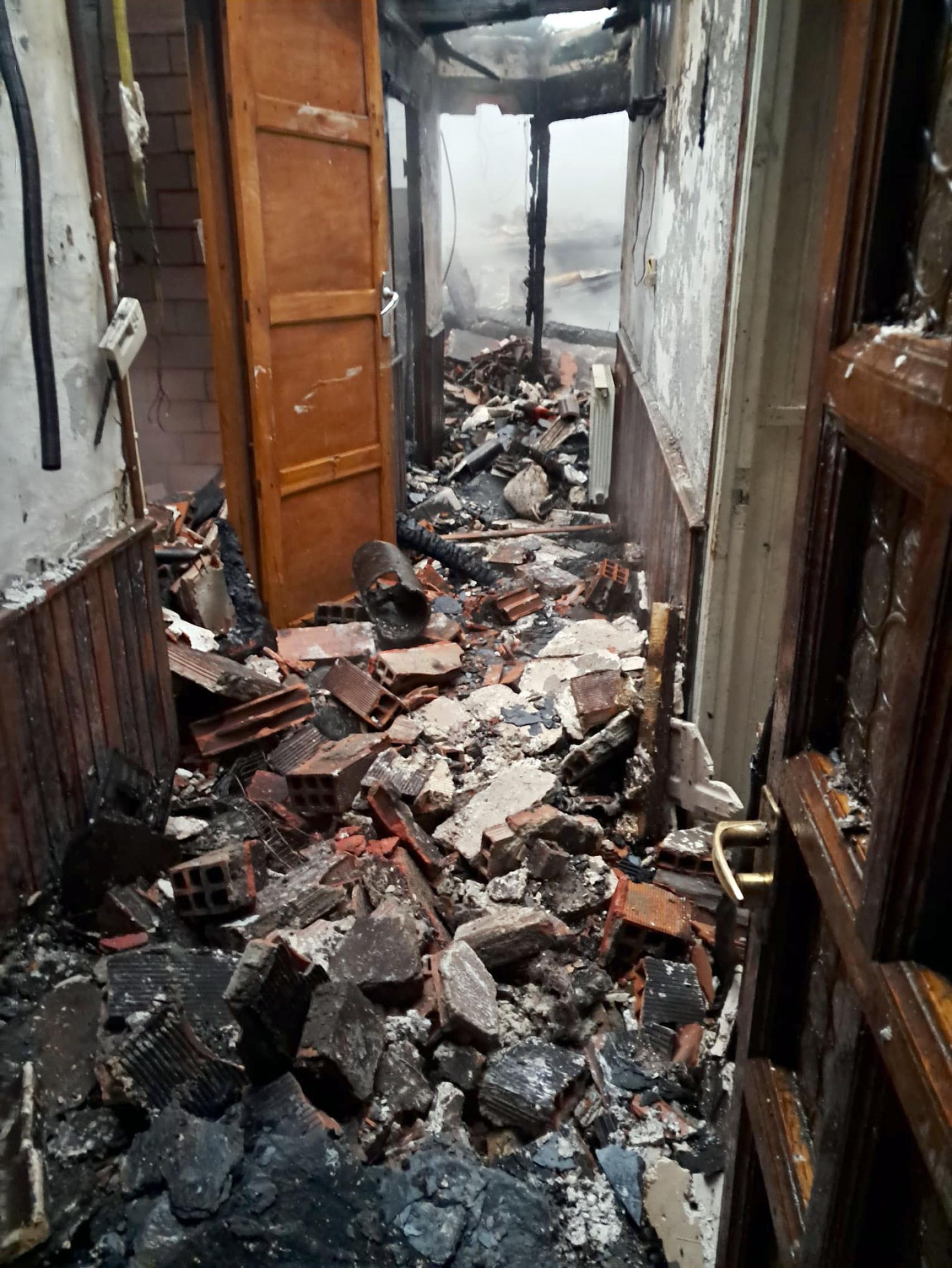 El estado en el que ha quedado la vivienda incendiada en Valseco, León