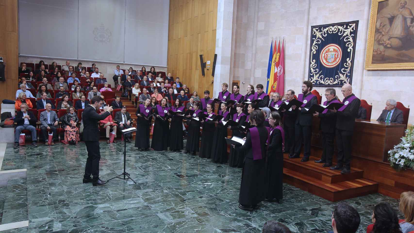 El Coro Universitario de la UVa participa en el acto de distintivos honoríficos