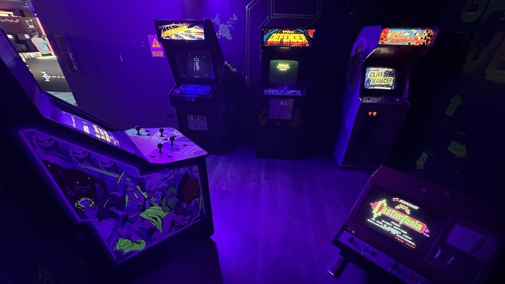 Sala de máquinas arcade.