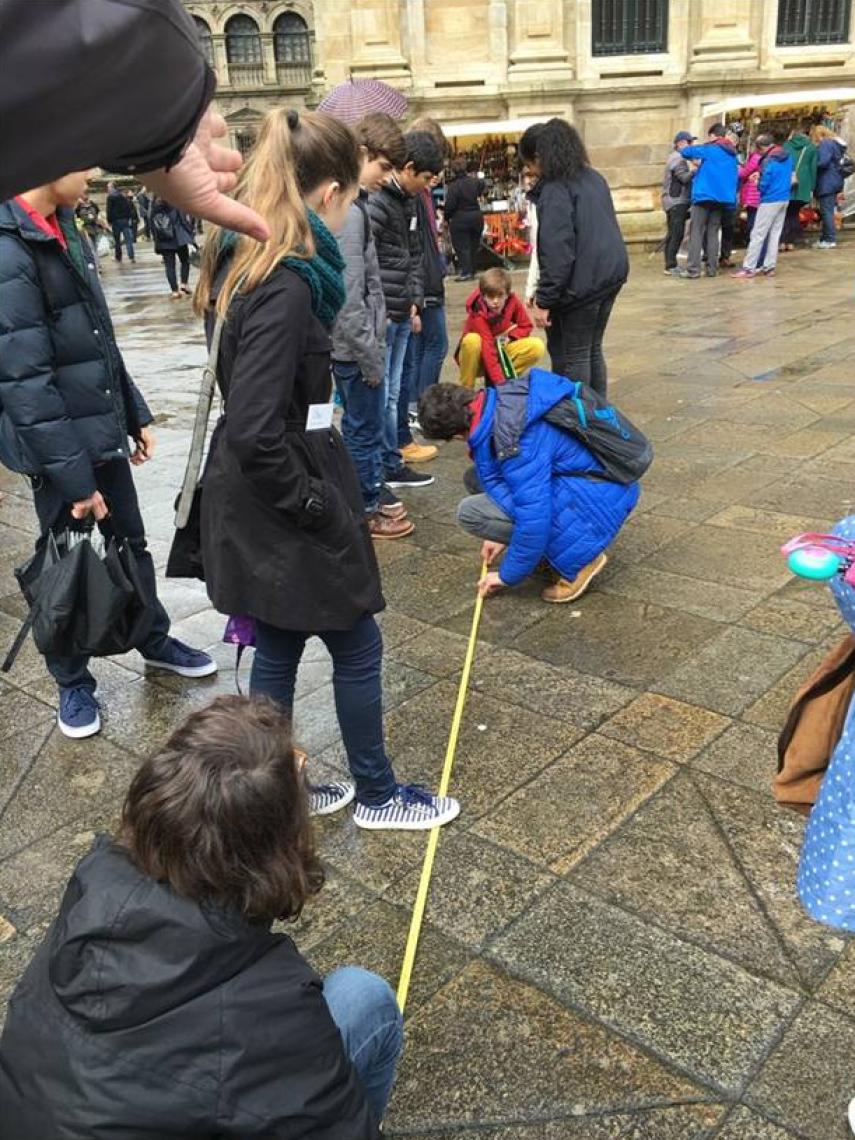 Algunos alumnos de Julio Rodríguez, durante un paseo matemático en Santiago de Compostela.