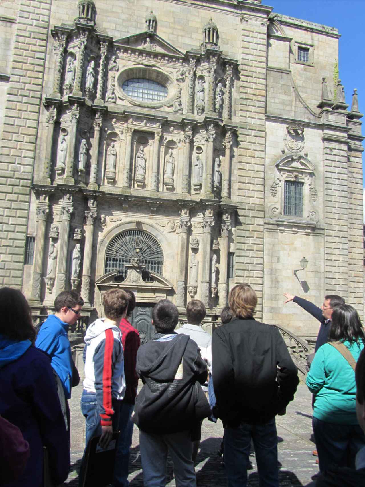 Julio Rodríguez enseñando geometría con la fachada del monasterio de San Martín Pinario.