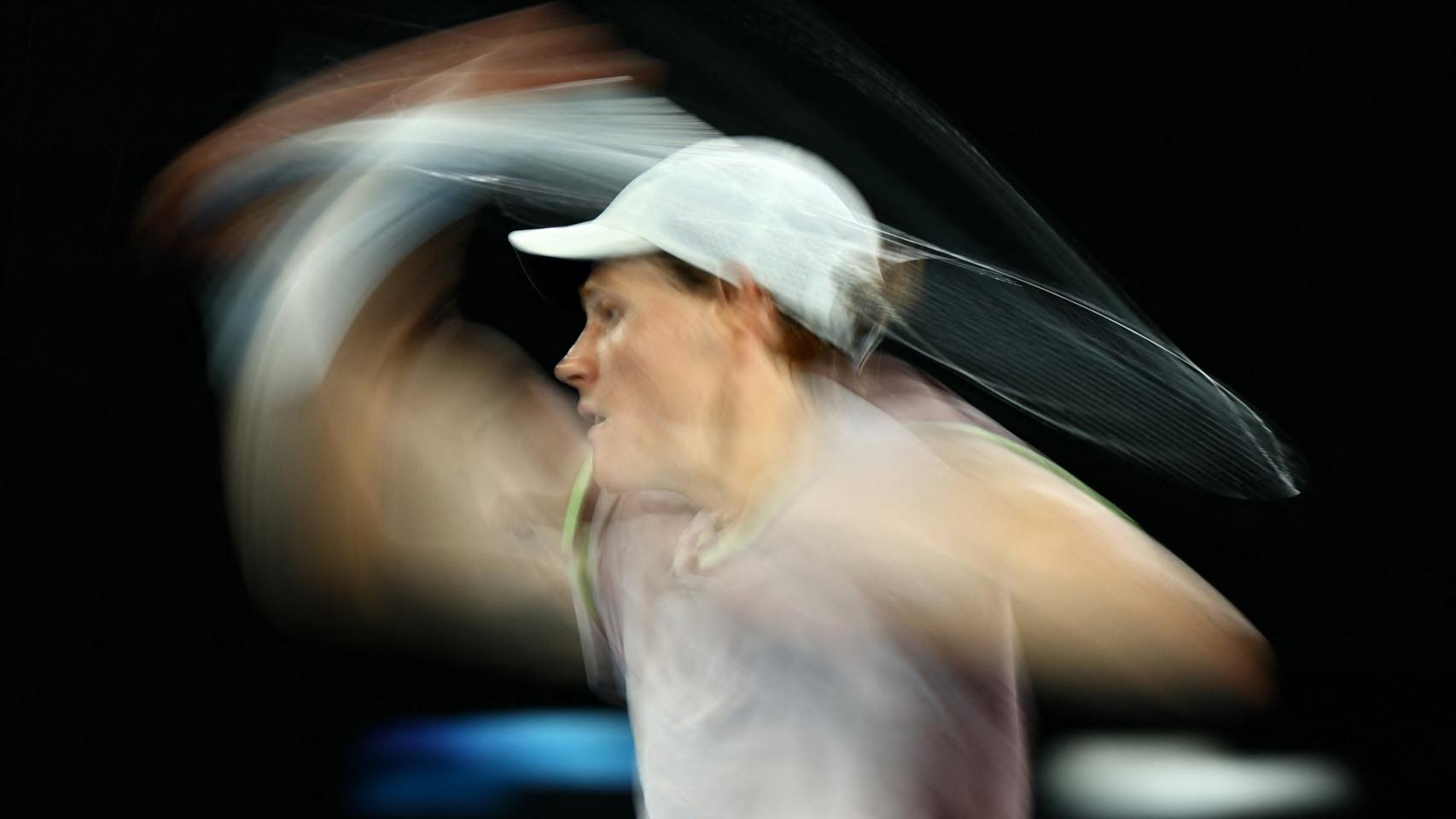 Jannik Sinner ejecuta un golpe en el Abierto de Australia.