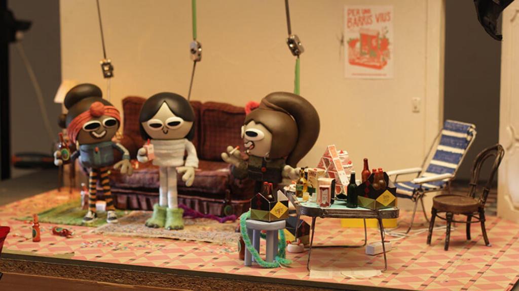 Disposición de los personajes y el escenario de 'Becarias' al detalle. EE