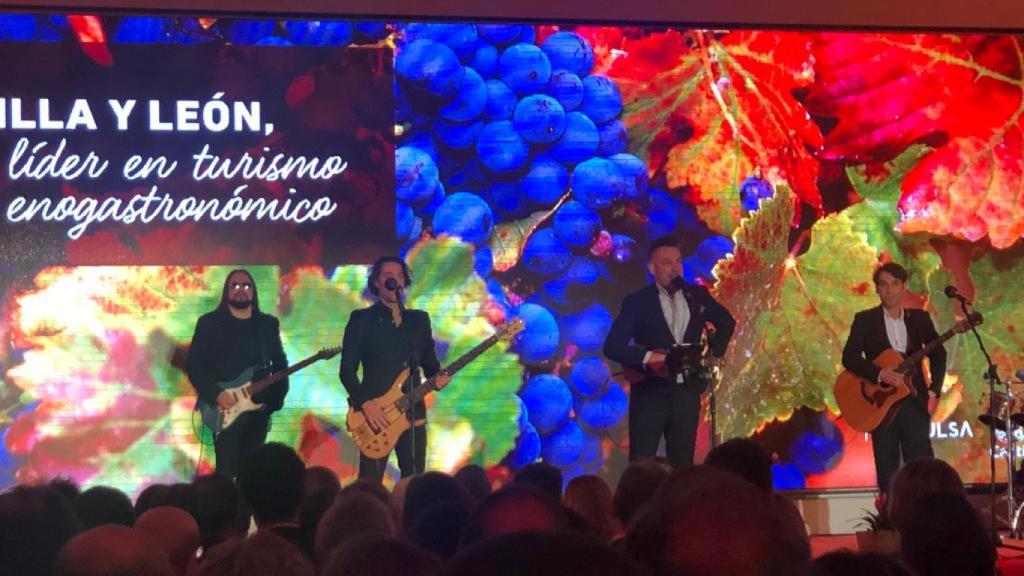 El grupo Café Quijano cantando la canción que le ha hecho a Castilla y León