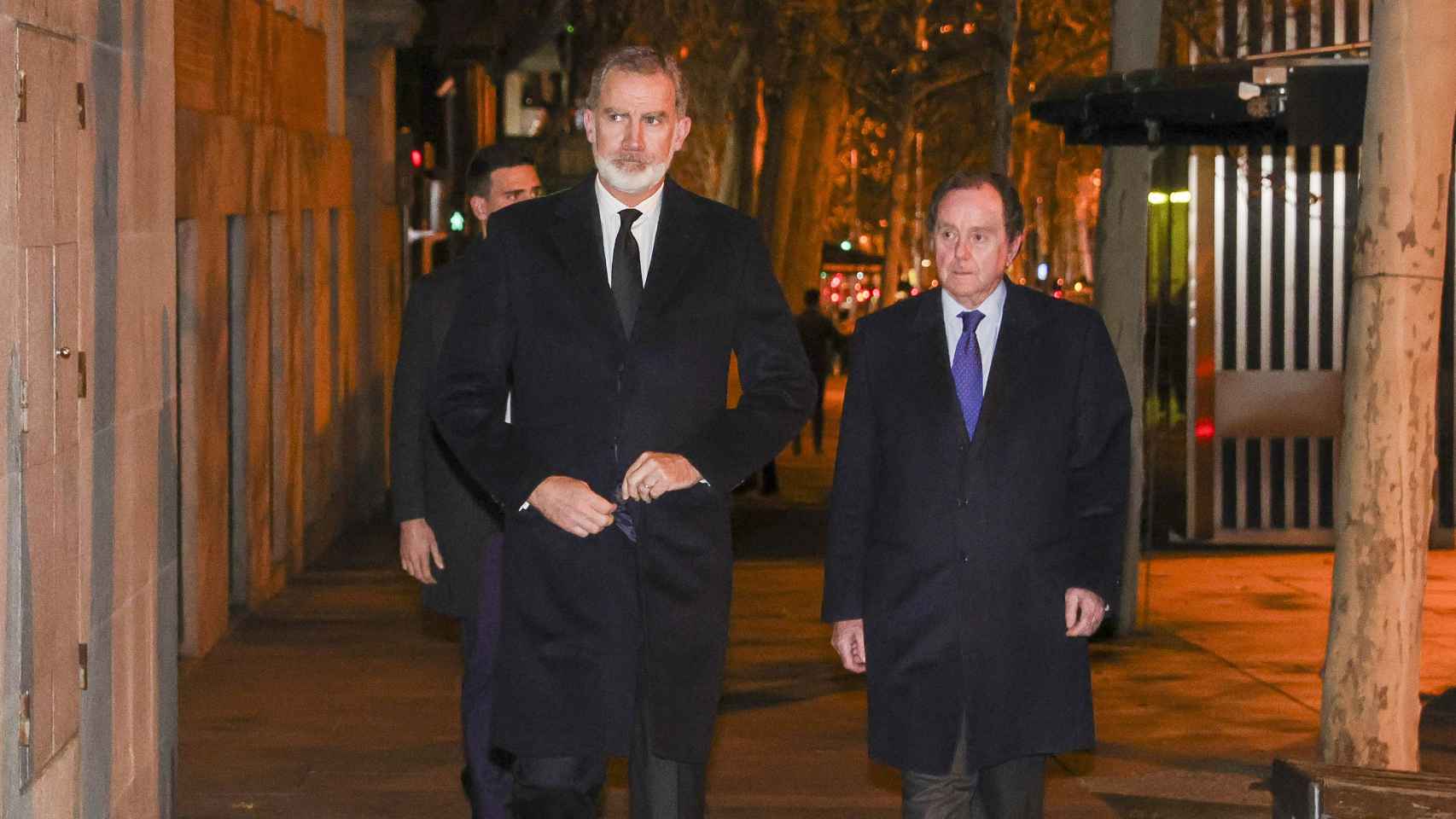 Felipe VI junto al todavía Jefe de Casa Real, Jaime Alfonsín, llegando a la iglesia, este jueves 25.