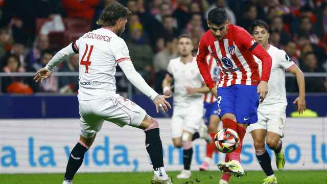 Morata ejecuta un pase en el partido ante el Sevilla.