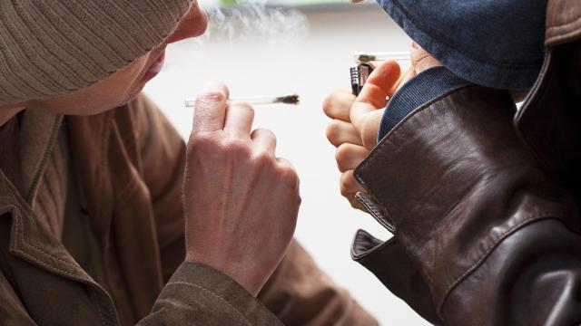 Dos jóvenes fumando, en una imagen de archivo.