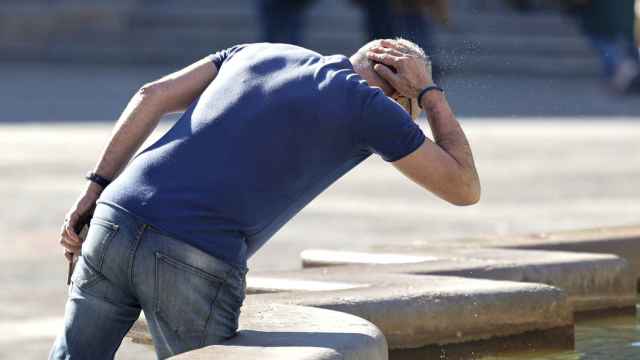 Un hombre se refresca en una fuente este jueves de temperaturas altas en la Comunitat Valenciana.