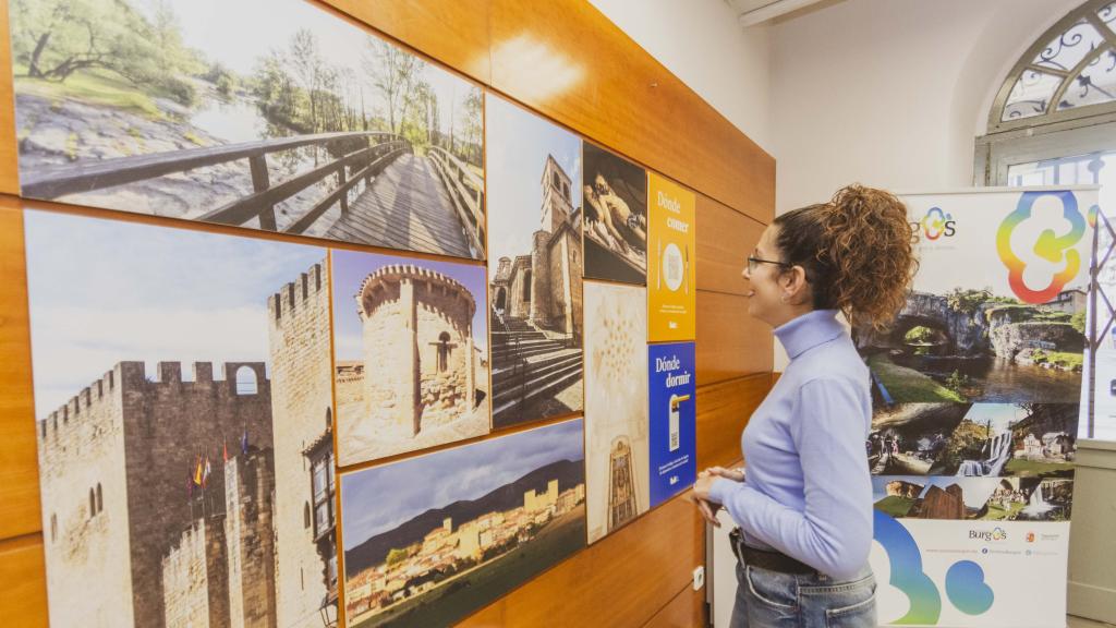 La concejala de Cultura y Turismo del Ayuntamiento de Medina de Pomar, Nerea Angulo, en Fitur