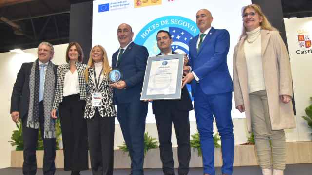 El presidente de la institución provincial, Miguel Ángel de Vicente, ha recibido en FITUR la certificación de Destino Starlight
