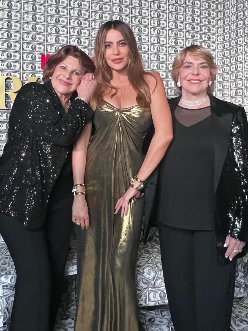 Sofía Vergara junto a su madre, en la presentación de 'Griselda' en Miami.