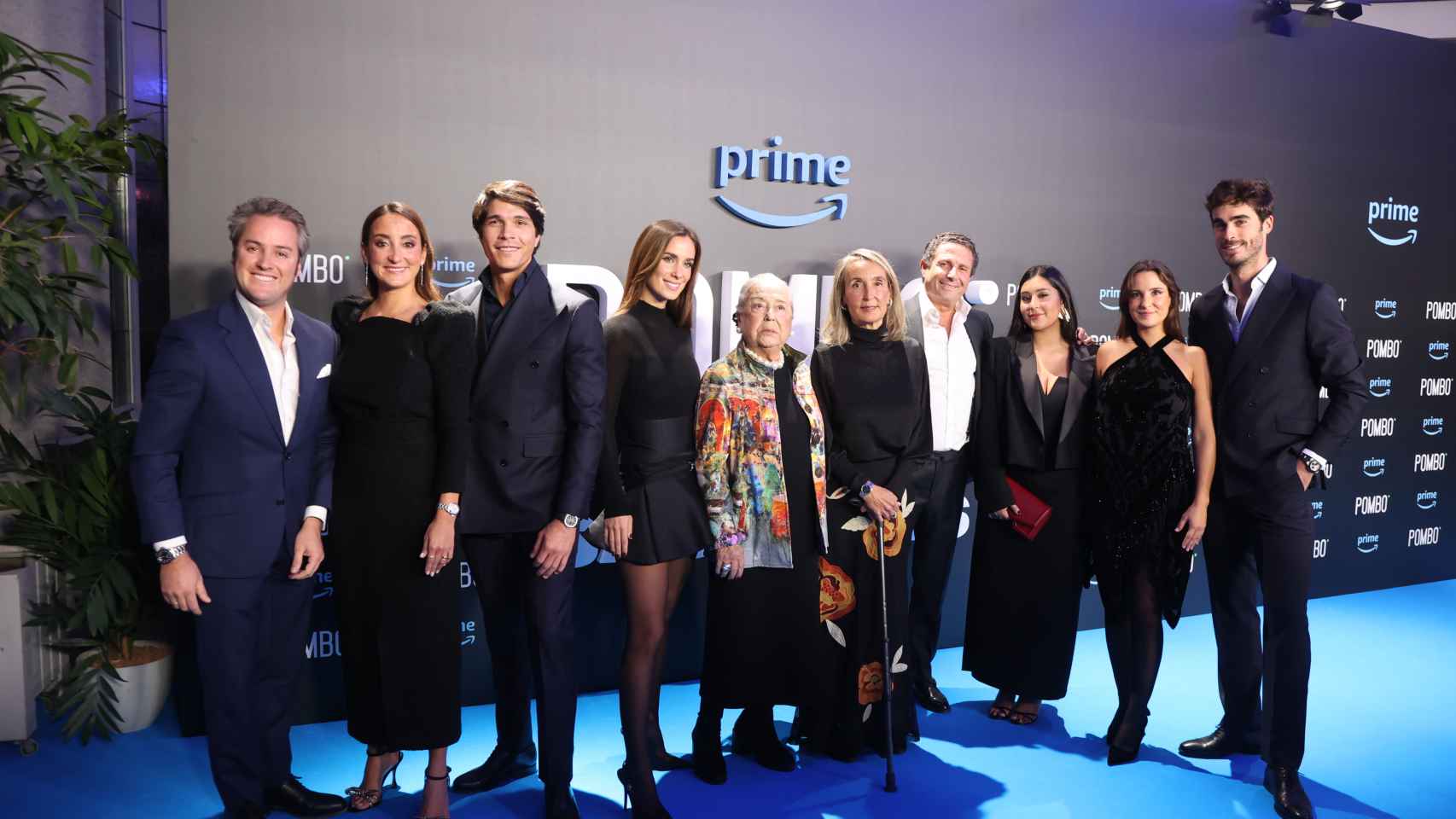 María Pombo junto a su familia en el estreno de la primera temporada de su serie.