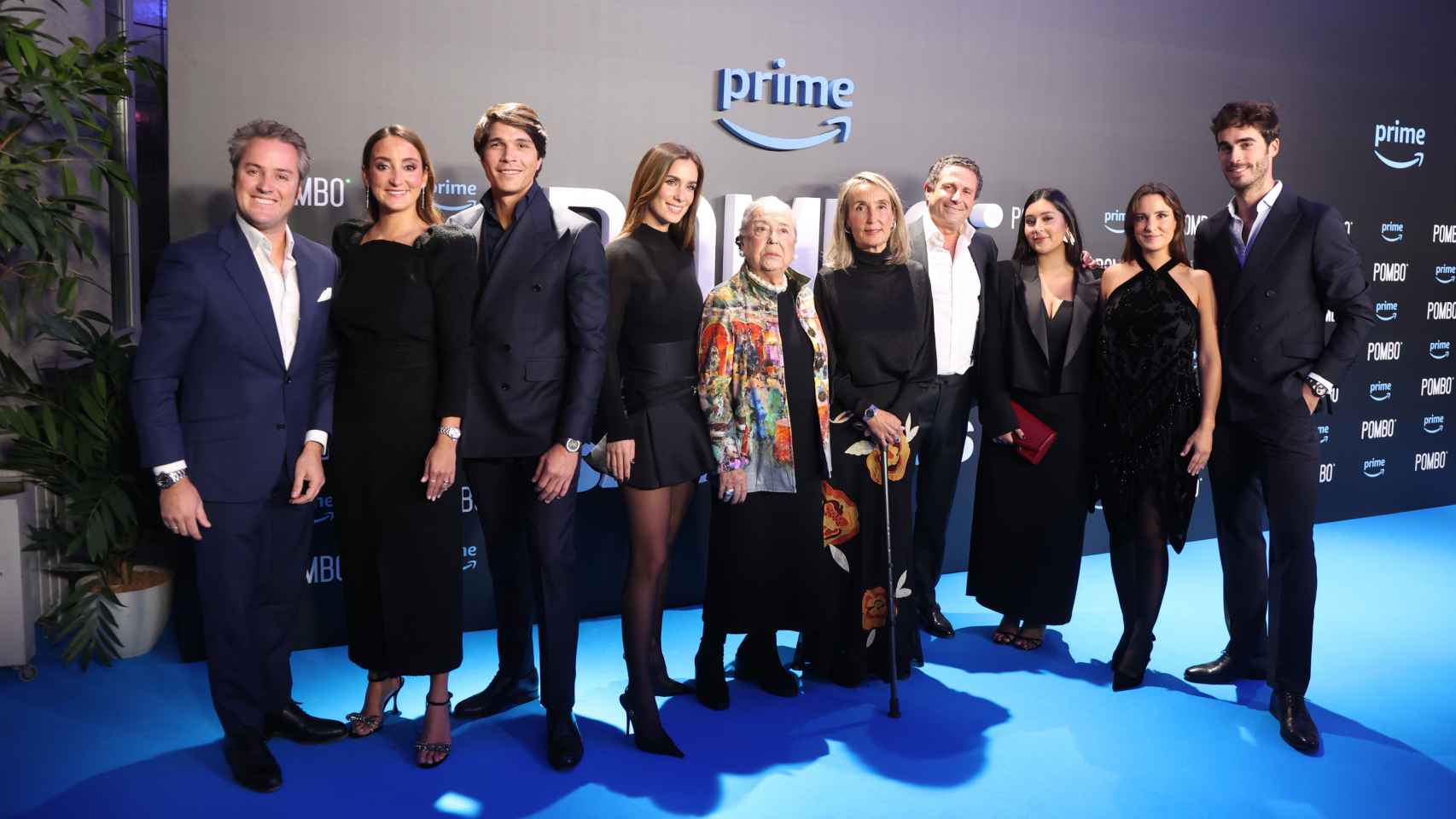 María Pombo junto a su familia en el estreno de la primera temporada de su serie.