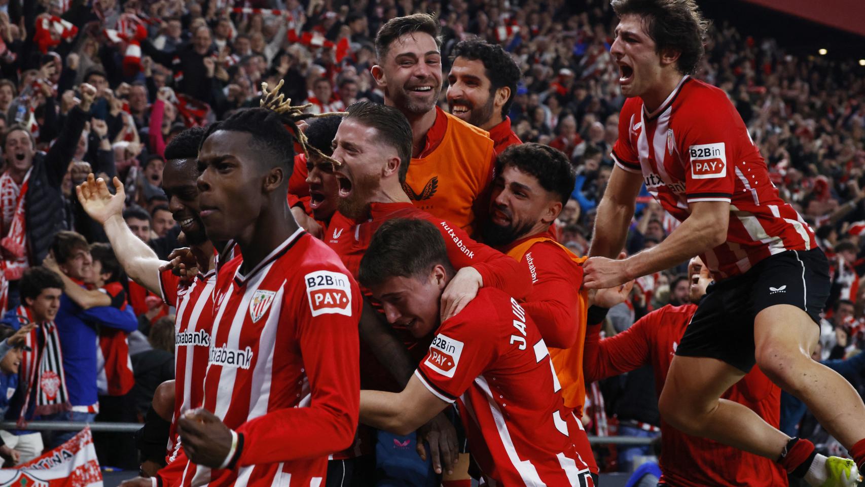 Los jugadores del Athletic Club celebran el tercer gol ante el Barcelona.