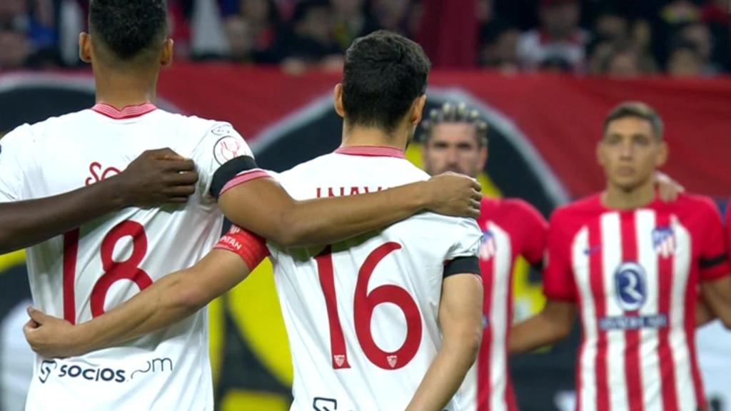 Minuto de silencio en el Civitas Metropolitano antes del Atlético de Madrid - Sevilla de Copa del Rey