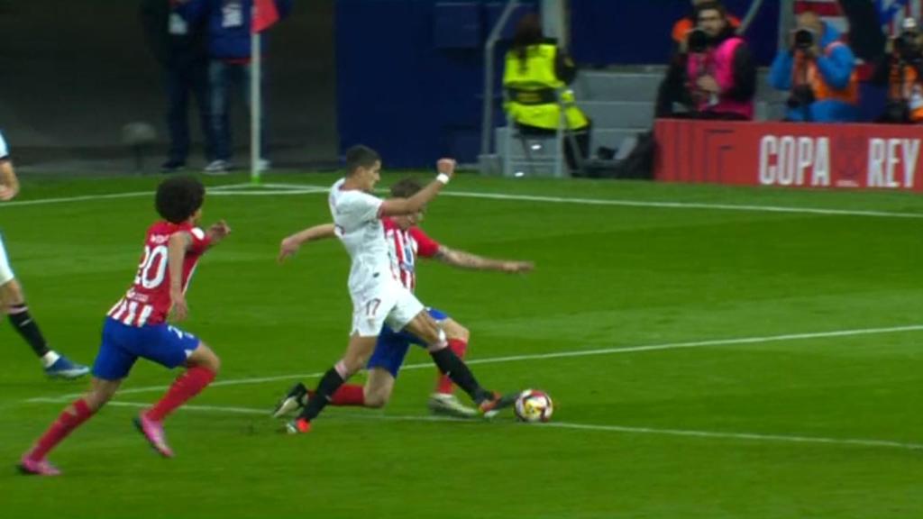 Penalti anulado al Sevilla tras la revisión en el VAR