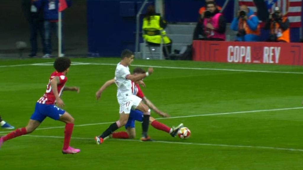 Penalti anulado al Sevilla tras la revisión en el VAR