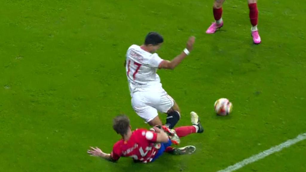 Penalti anulado al Sevilla tras la revisión en el VAR