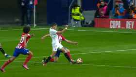 Penalti anulado al Sevilla tras la revisión en el VAR