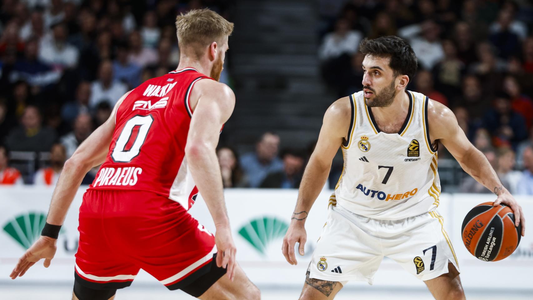 Campazzo, con el balón en el partido ante el Olympiacos.