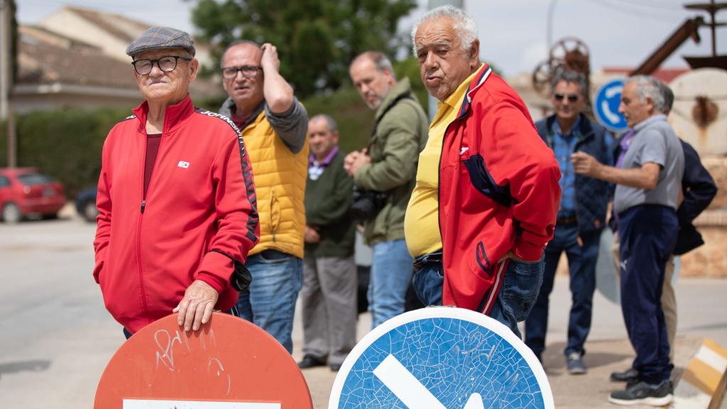 Varios hombres disfrutan de un día soleado en Castilla-La Mancha. Imagen de archivo.