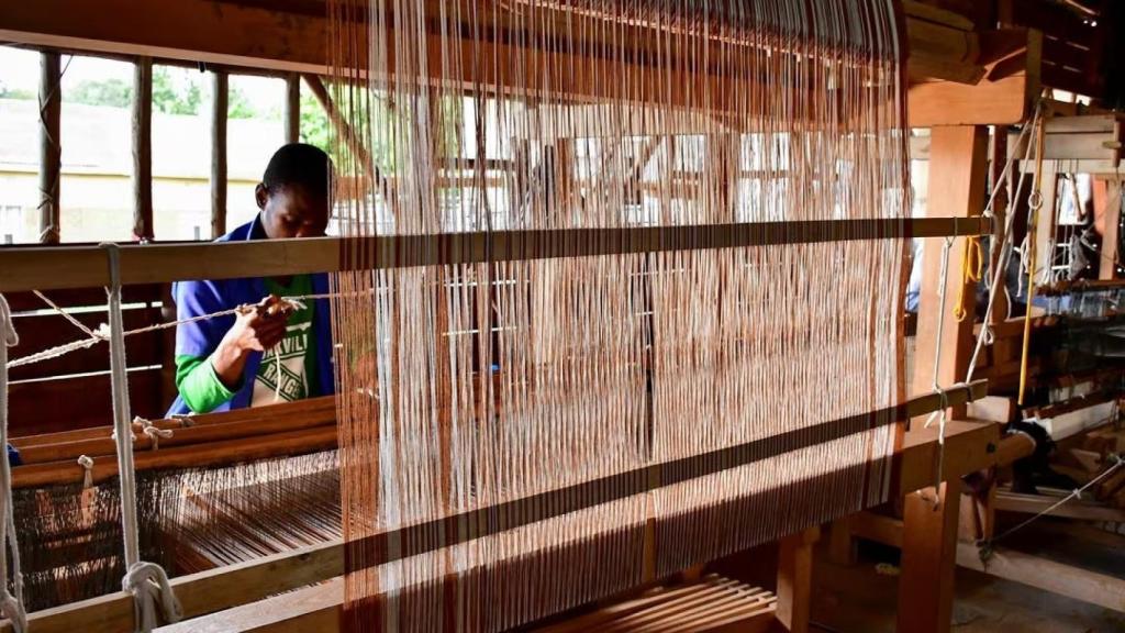 Un trabajador teje una alfombra de pared con la fibra extraída de las vainas de los troncos de plátano en la planta TexFad en el asentamiento Sonde de Mukono, cerca de Kampala, Uganda, 3 de abril de 2021. REUTERS/Abubaker Lubowa