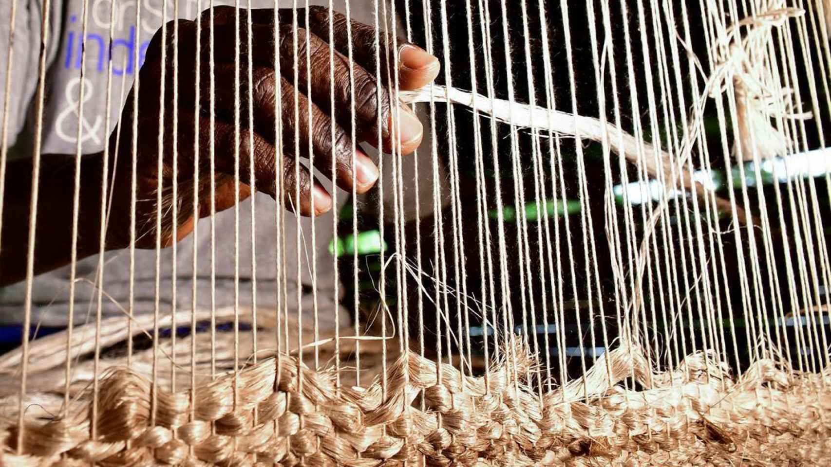 Un trabajador teje una alfombra con la fibra extraída de las vainas de los troncos de plátano en la planta de TexFad en el asentamiento de Sonde de Mukono.