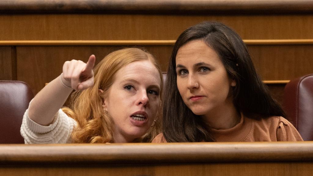 La secretaria de Organización de Podemos, Lilith Verstrynge (i) y la secretaria general de Podemos, Ione Belarra (d), durante una sesión plenaria en el Congreso.