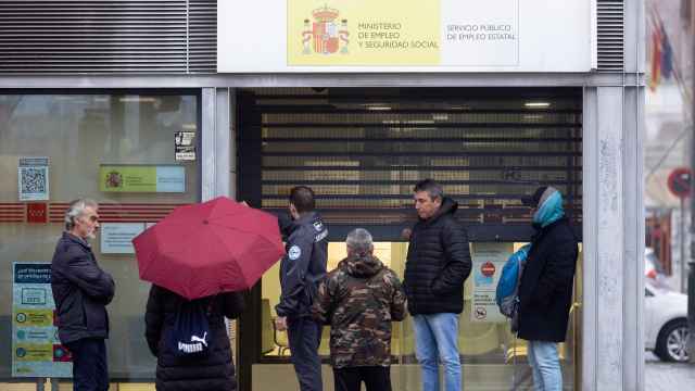 Varias personas esperan para entrar en una oficina del SEPE de Móstoles (Madrid).