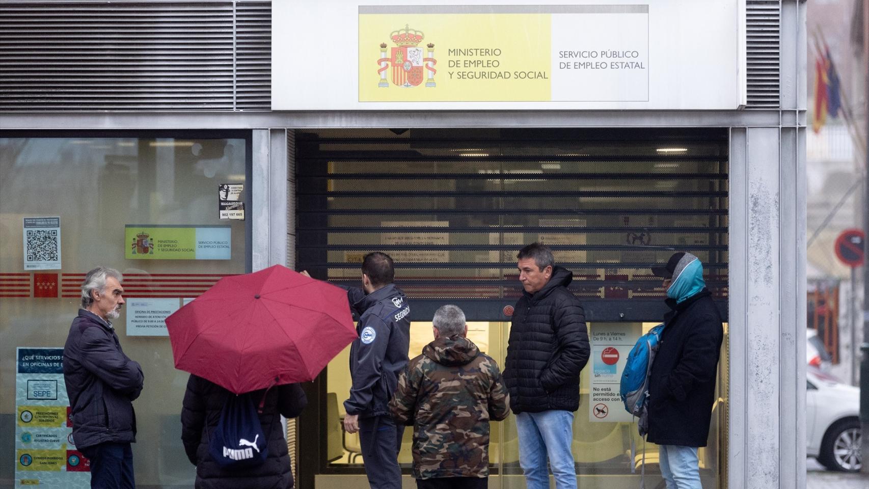 Varias personas esperan para entrar en una oficina del SEPE de Móstoles (Madrid).