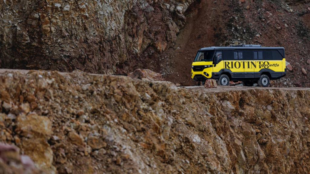 Bus que llevará a los turistas a la mina.