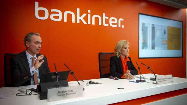 Jacobo Díaz, director financiero de Bankinter, y María Dolores Dancausa, consejera delegada de la entidad, durante la presentación de resultados del jueves.