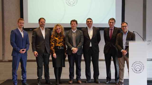 Foto familia de los responsables de ABB, IDAE, Microsoft, Celsa y Alfa Laval en el II Simposio por la Eficiencia Energética.