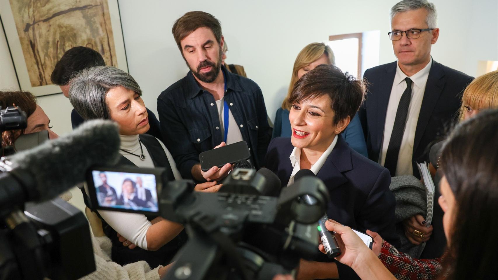 La ministra de Vivienda y Agenda Urbana, Isabel Rodríguez, atiende a los medios de comunicación durante la Comisión de Vivienda y Agenda Urbana en el Congreso de los Diputados