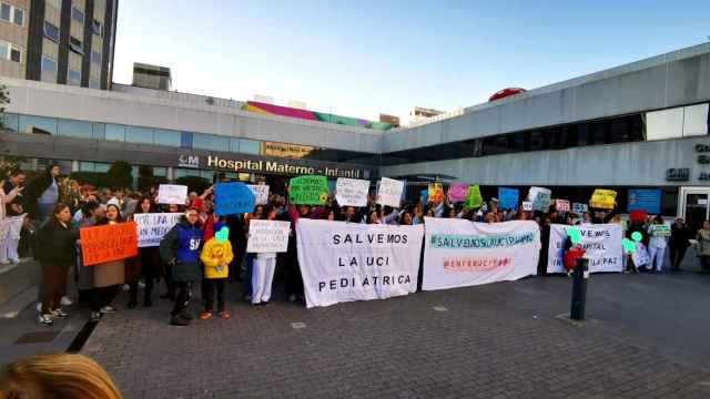 Manifestación frente al Hospital de La Paz en protesta por la situación de la UCI pediátrica.