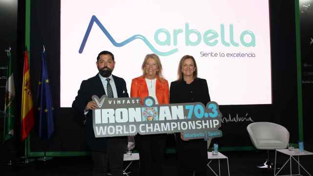La alcaldesa de Marbella, en el centro, en la presentación del IronMan.
