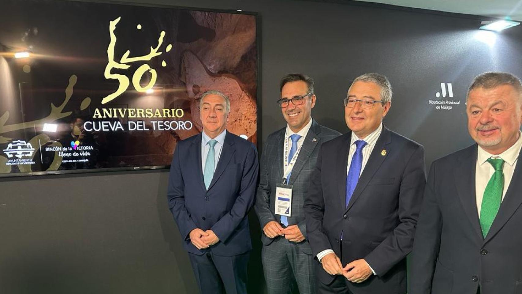 Francisco Salado, junto a parte de su equipo, en la presentación en Fitur.