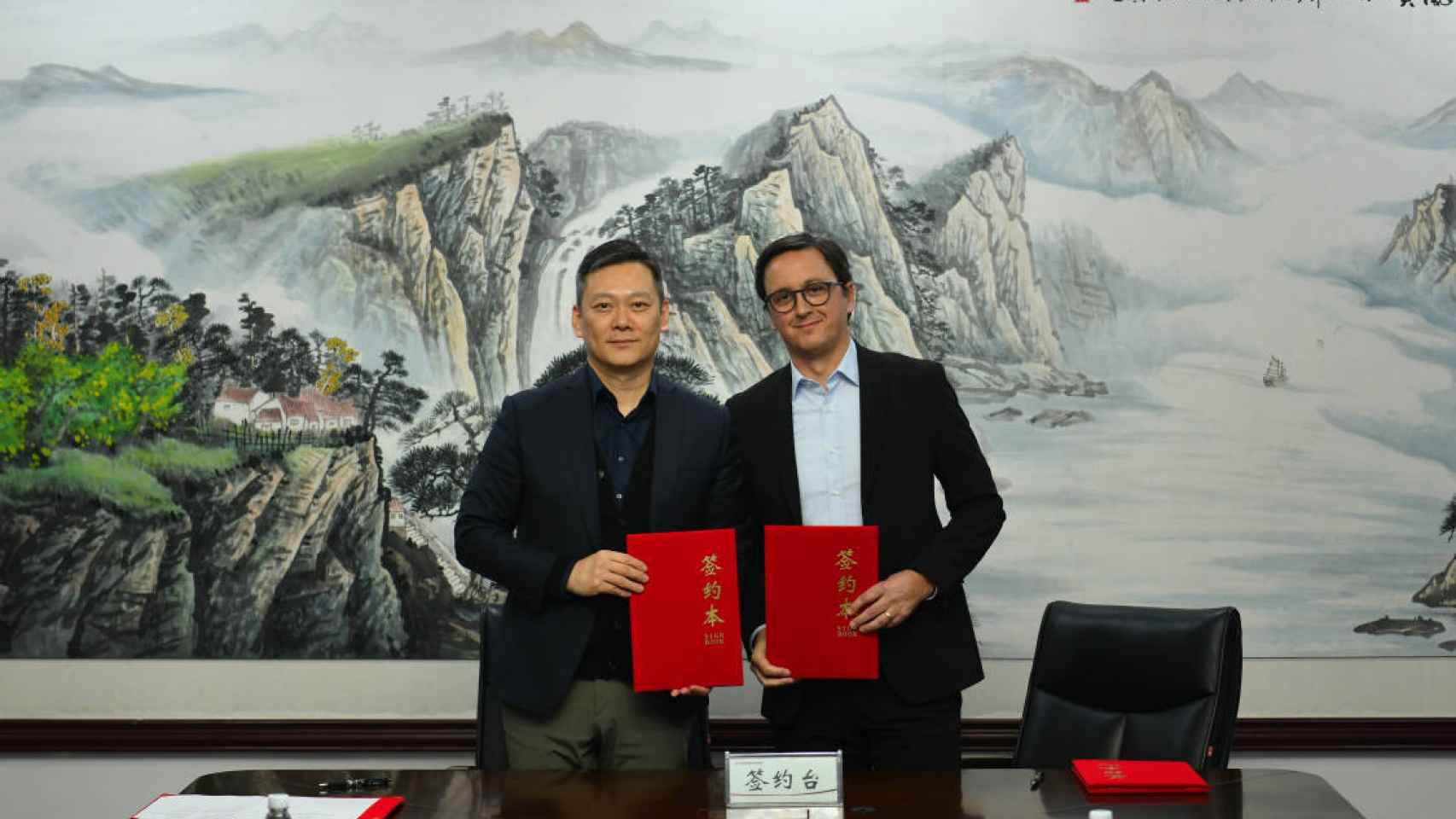 Firma del acuerdo entre Sergio Ribeiro y MA Lei en Wuhan, China.