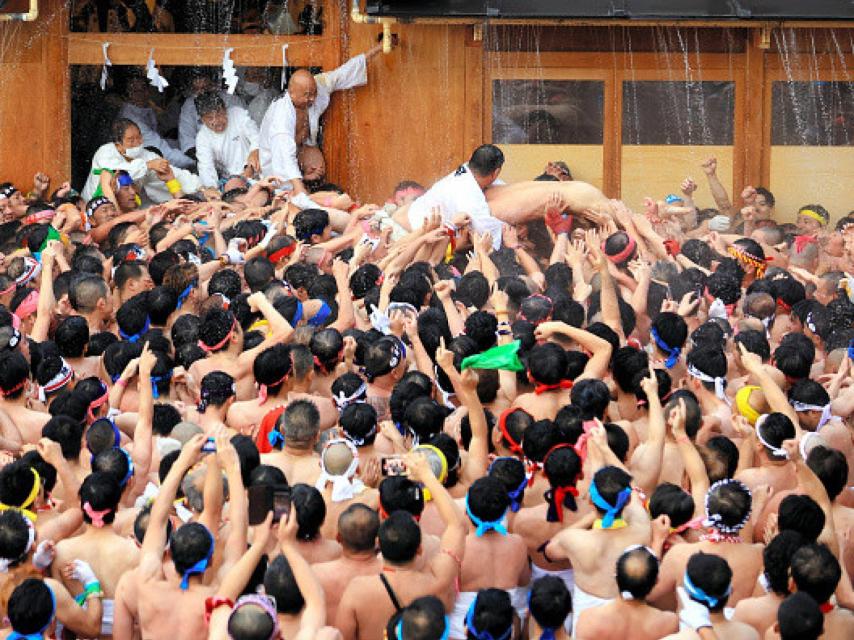 Los participantes en la multitudinaria ceremonia.