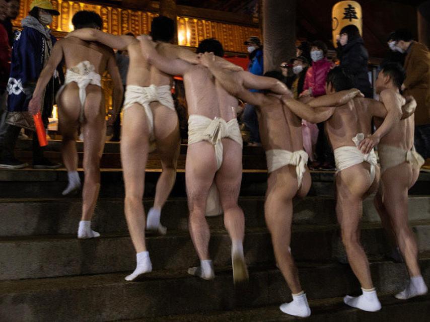 Ellos solo tapan sus genitales con una prenda.