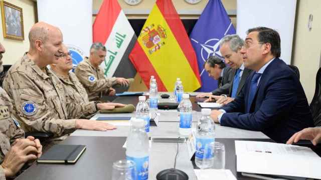 El ministro de Asuntos Exteriores de España, José Manuel Albares (d), durante su reunión con el teniente general Jose Antonio Agüero Martínez (i), Comandante para la Misión de la Alianza Atlántica en Irak, NATO Mission-Irak (NMI), este jueves en Bagdad.
