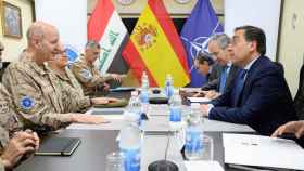 El ministro de Asuntos Exteriores de España, José Manuel Albares (d), durante su reunión con el teniente general Jose Antonio Agüero Martínez (i), Comandante para la Misión de la Alianza Atlántica en Irak, NATO Mission-Irak (NMI), este jueves en Bagdad.