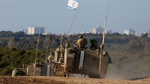 Un convoy israelí maniobra cerca de la frontera entre Israel y Gaza.