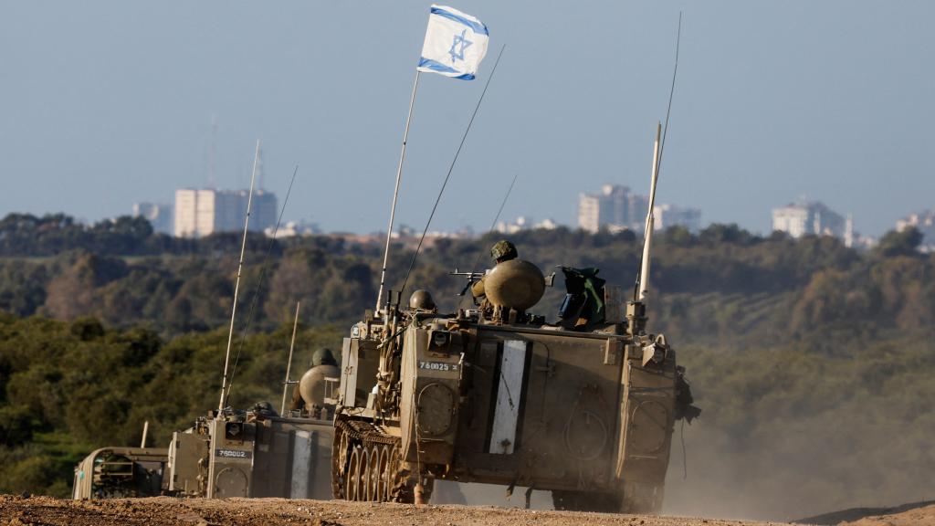 Un convoy israelí maniobra cerca de la frontera entre Israel y Gaza.