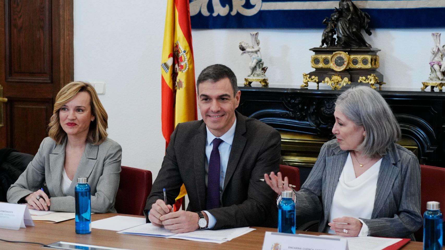 La ministra de Educación, Pilar Alegría, junto al presidente, Pedro Sánchez, y Encarna Cuenca, presidenta del Consejo de Estado