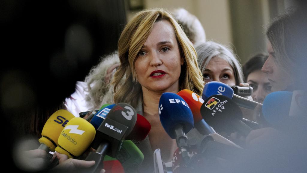 La ministra de Educación, Formación Profesional y Deportes, Pilar Alegría, realizando declaraciones a los medios este jueves.
