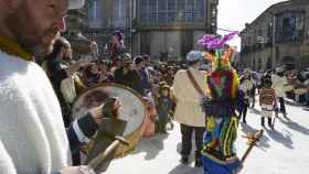Foilóns tocan música en el desfile por las calles en la celebración del Domingo Gordo del Entroido en Viana do Bolo.